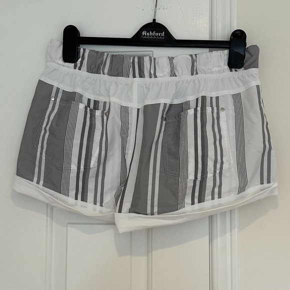 LULULEMON Grey and White Striped Shorts - Picture 2 of 4